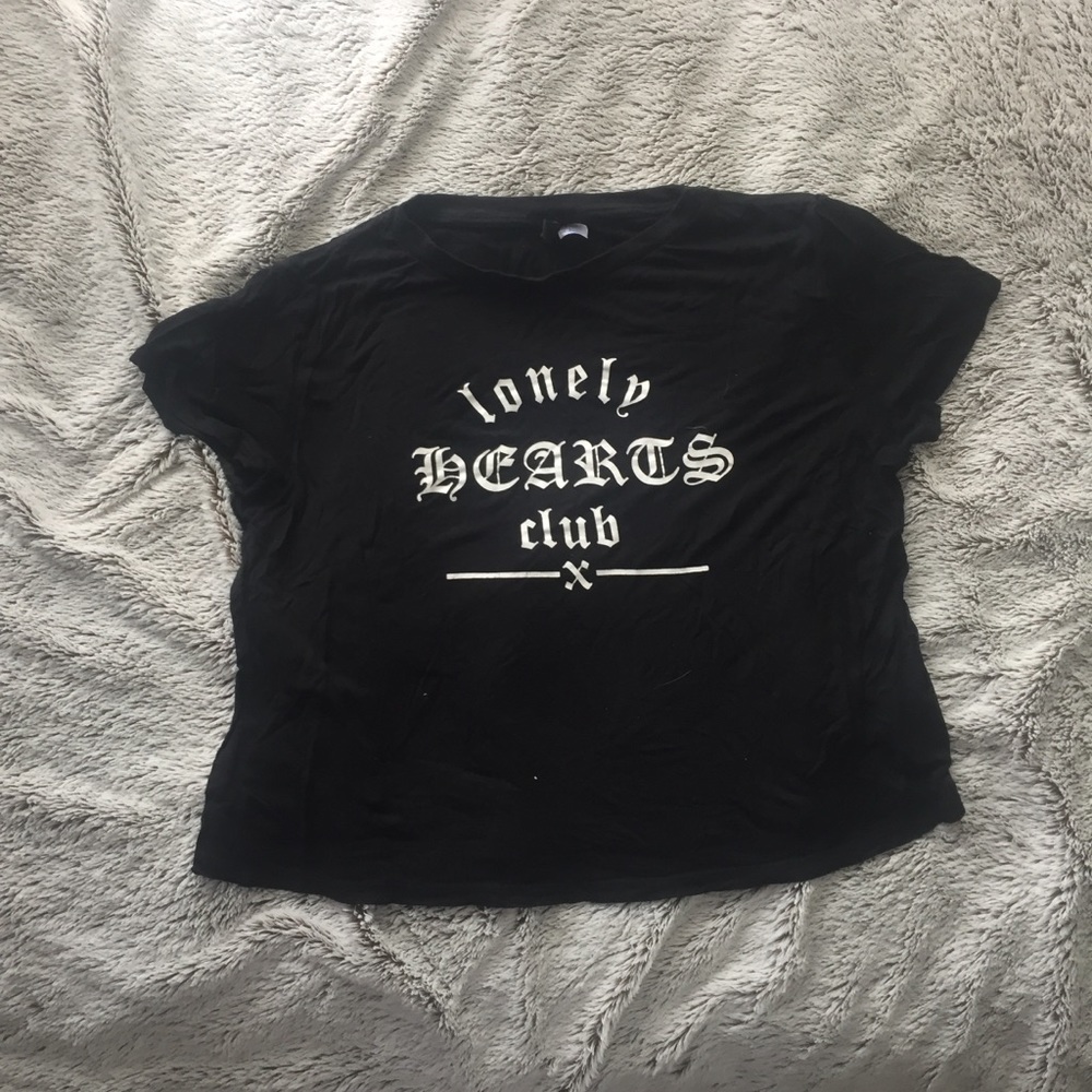 Black cropped graphic tee